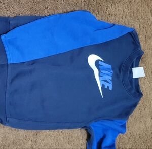 Boys size small Nike crew neck sweatshirt